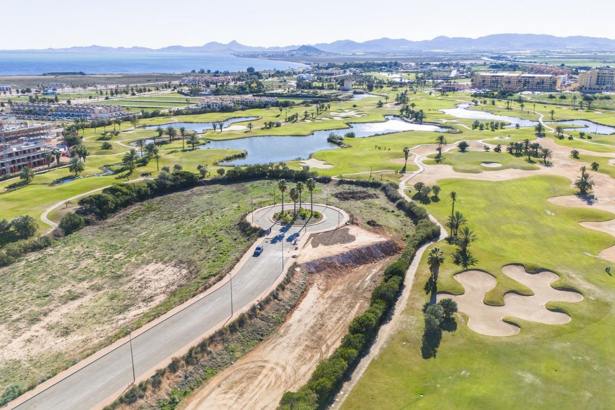 Luchtfoto die een ontwikkelingsgebied vastlegt met wegen nabij golfgreens bij Los Alcazares, Costa Calida.