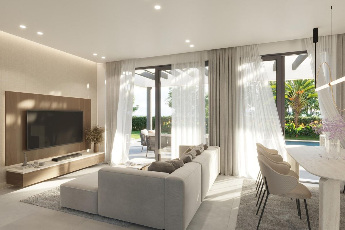 Stijlvolle woonkamer in een villa in Finestrat, compleet met grote ramen en moderne inrichting.