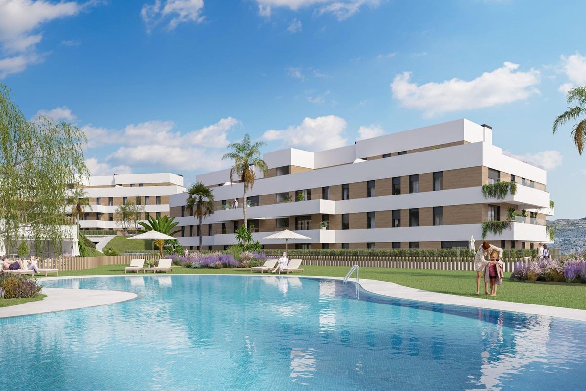 Moderne buitenkant van een wooncomplex met zwembad in Mijas, Costa del Sol, met weelderige tuinen.