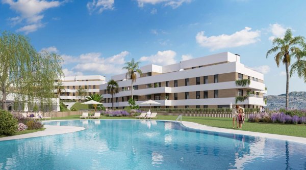Buitenzicht op een modern appartementencomplex met zwembad in Mijas, Costa del Sol.