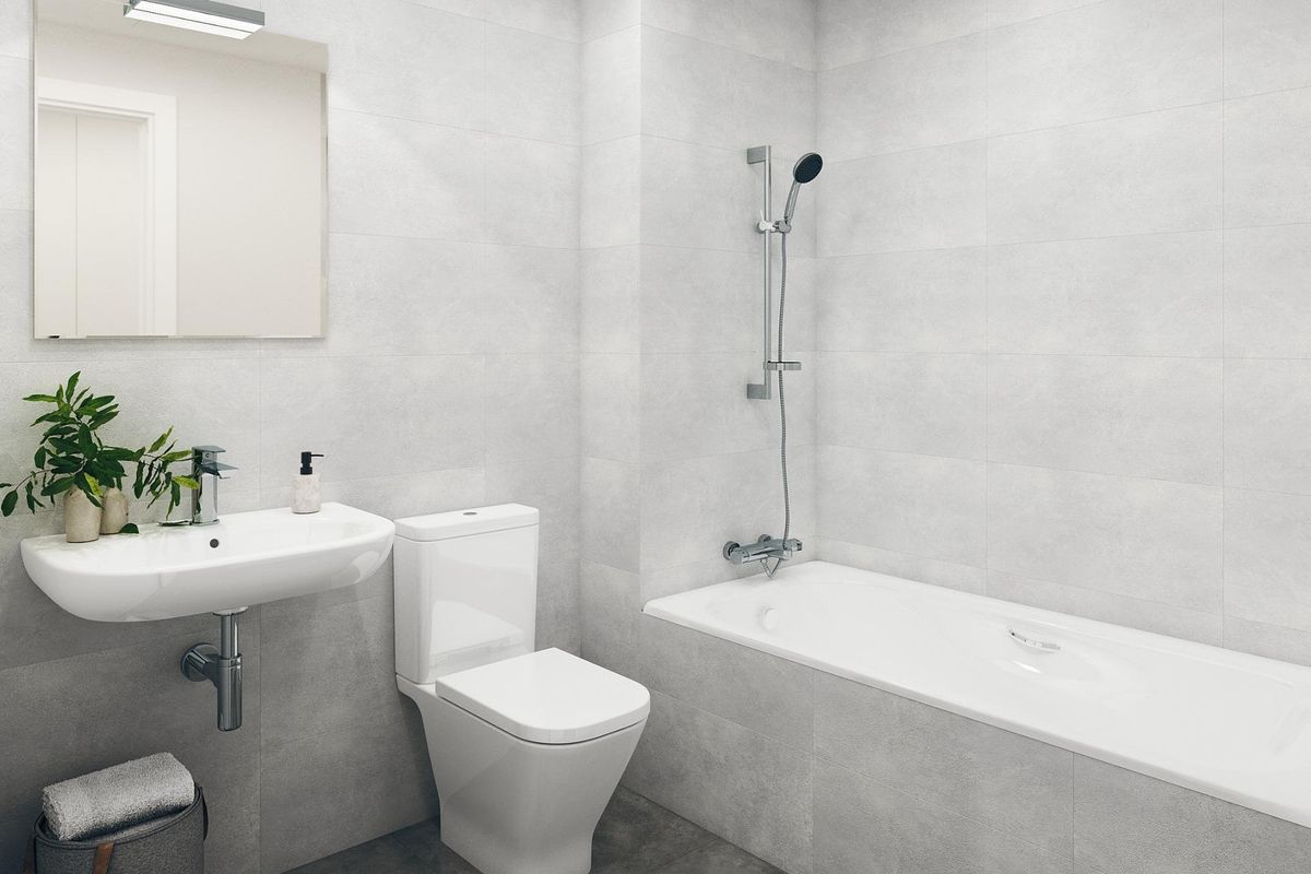 Moderne badkamer met bad en douche in een 2-slaapkamerappartement in Torremolinos, Costa del Sol.