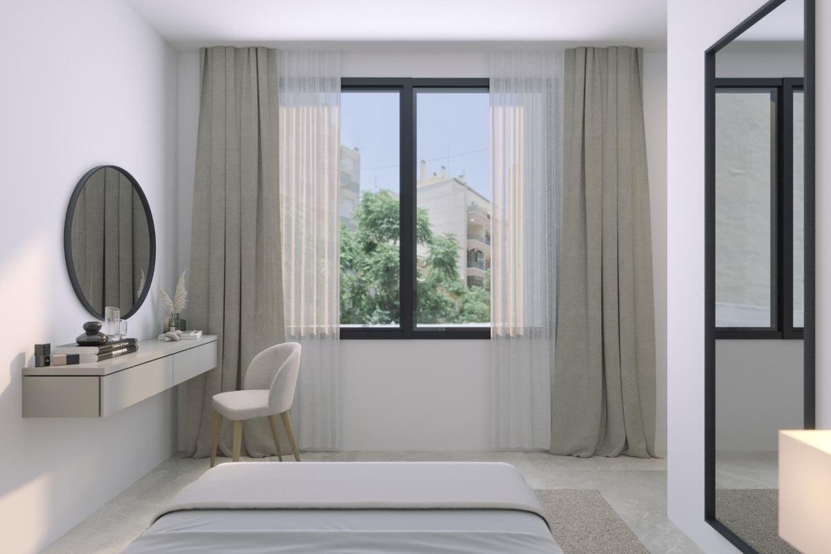 Heldere slaapkamer met uitzicht op groen in 2-slaapkamer penthouse, Torrevieja, met stijlvolle inrichting.