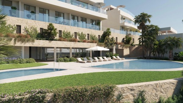 Buiten zwembad met ligbedden en palmbomen bij een townhouse in Fuengirola, Costa del Sol.