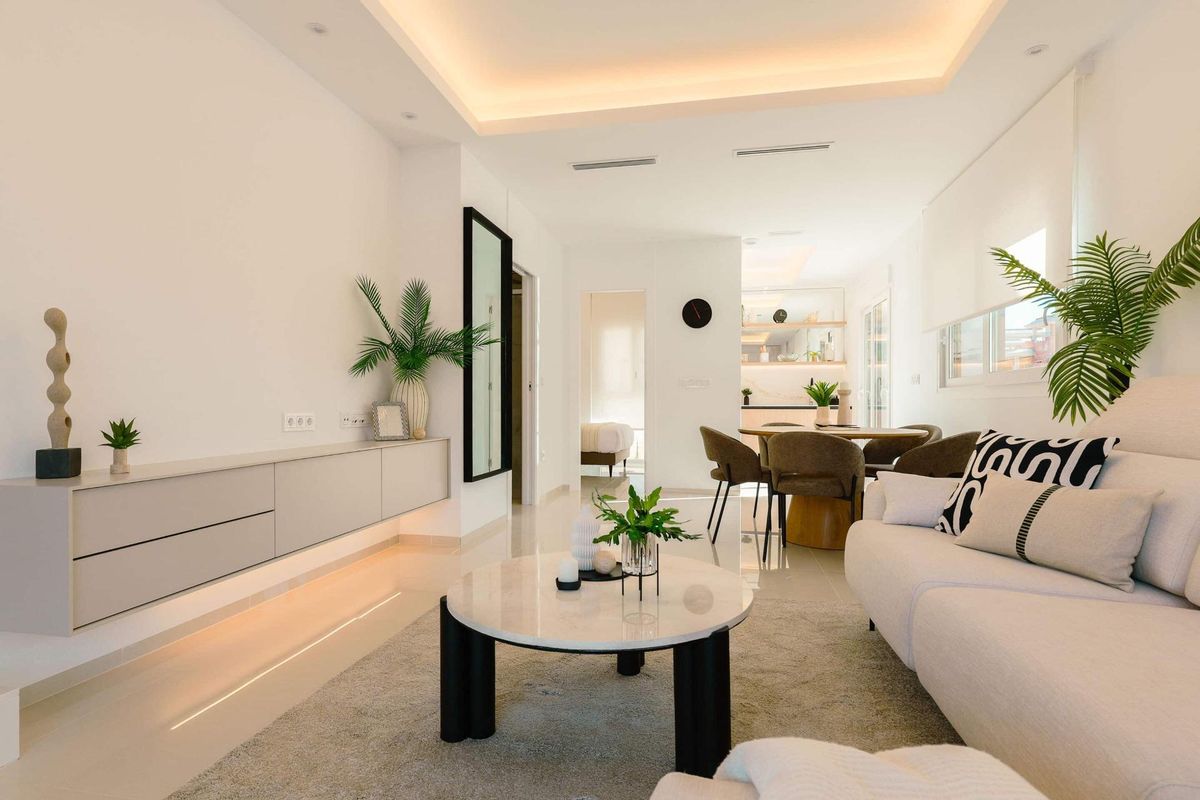 Gezellige woonkamer die stijlvolle meubels en decor benadrukt in een 3-slaapkamer townhouse in Rojales.