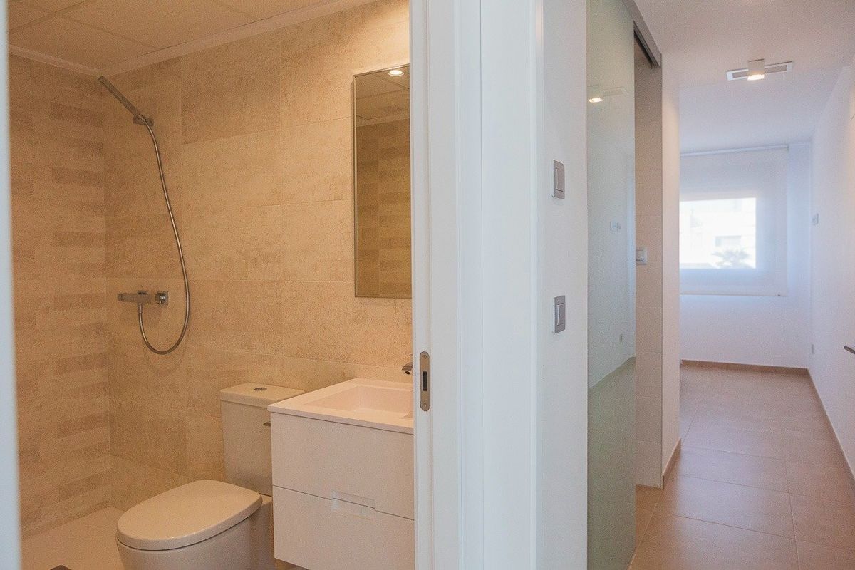 Moderne badkamer met elegante afwerkingen in een 2-slaapkamer bungalow in Orihuela, Costa Blanca Zuid, met een strak ontwerp.