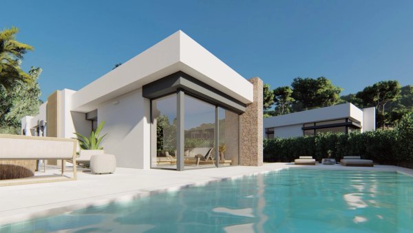 Buitenzicht op een moderne villa met 3 slaapkamers en zwembad in La Manga Club, Costa Calida, omgeven door groen.