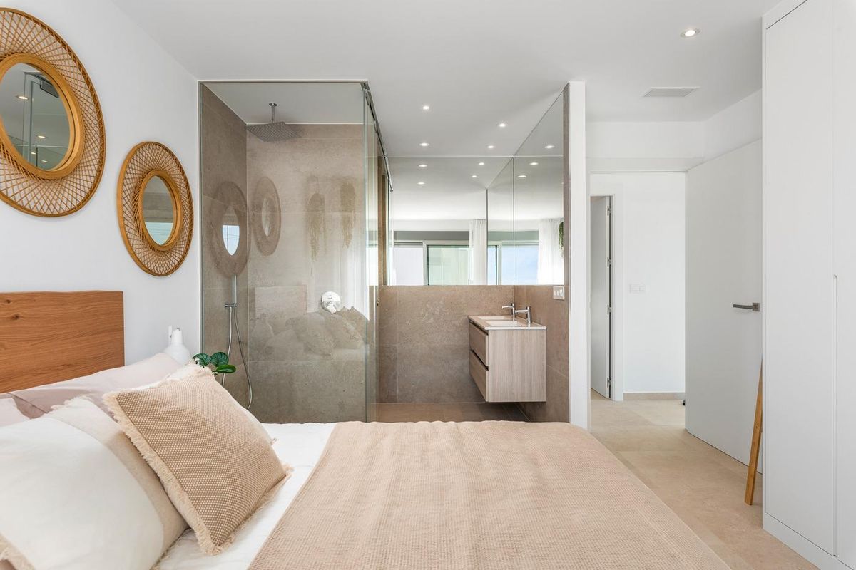Hedendaagse slaapkamer met en-suite badkamer in een stijlvolle 3-slaapkamer villa in Los Alcazares, Costa Calida.