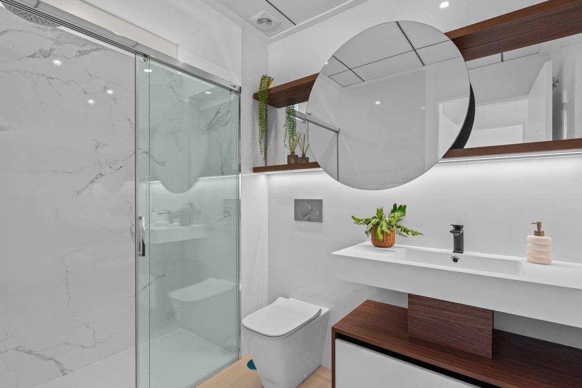 Moderne badkamer met strak ontwerp en douche in een twee-slaapkamer bungalow in Rojales, Costa Blanca, Spanje.