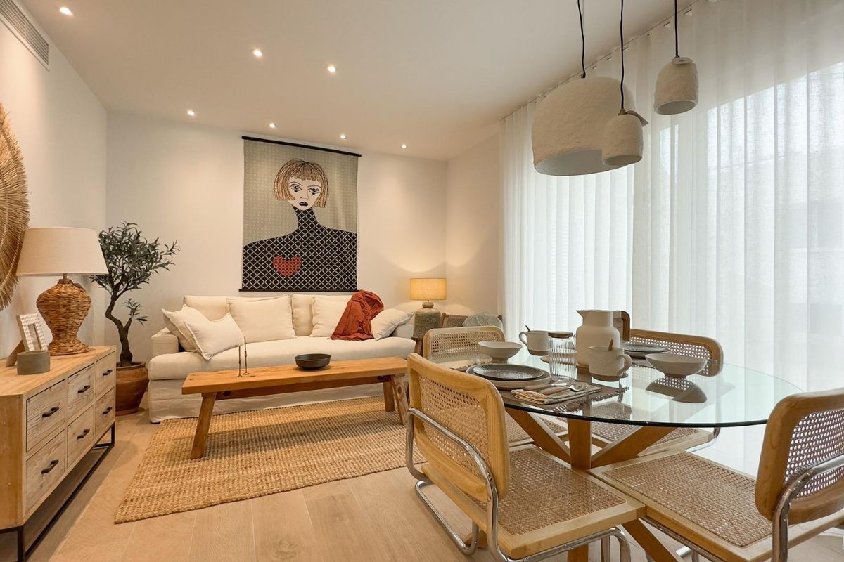 Stijlvolle eetruimte binnen de woonkamer van de bungalow, ideaal voor vermaak in Algorfa.