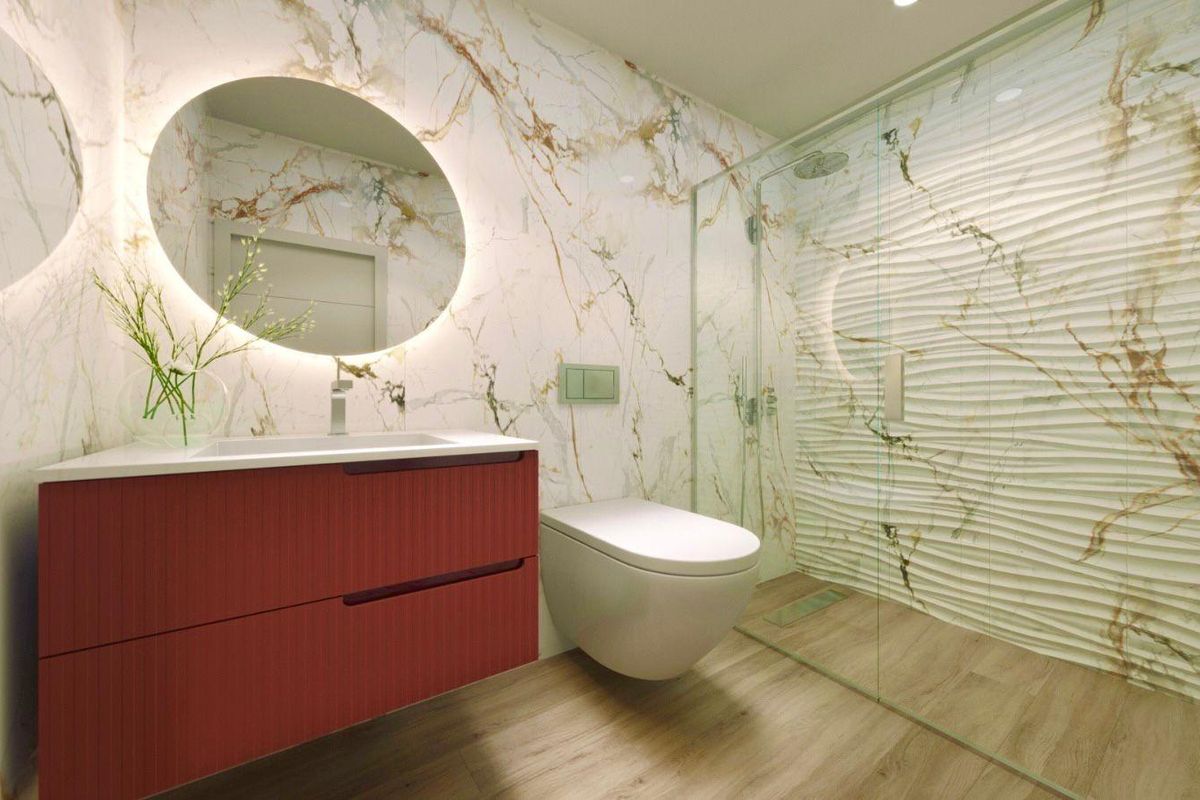 Elegant badkamer met moderne wastafel en douche, dat luxe weerspiegelt in een penthouse in Torrevieja.