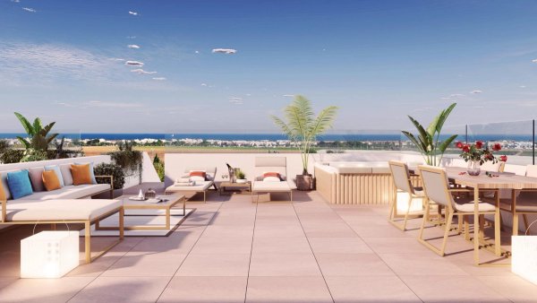 Ruime penthouse terras met zitplaatsen en zeezicht in Pilar de La Horadada, Costa Blanca.