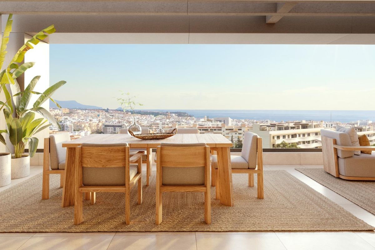 Stijlvol eetgedeelte met uitzicht op de kust van Estepona, perfect voor een 2-slaapkamer appartement op de begane grond.