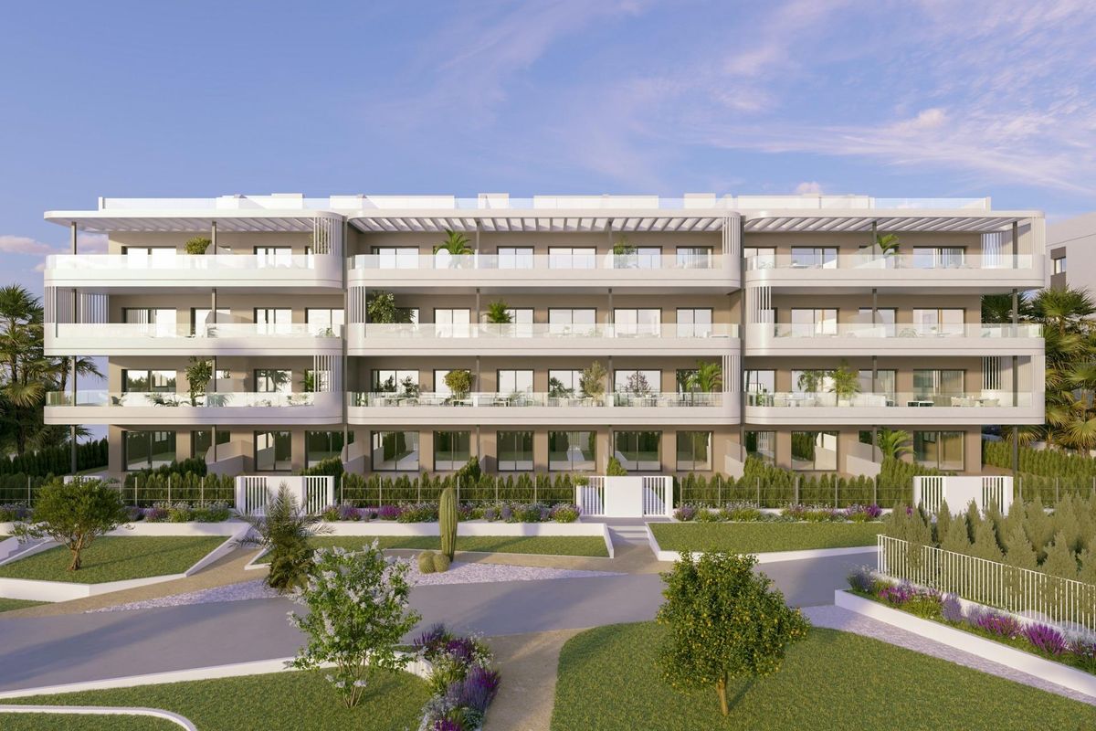 Buitenfoto van het appartementengebouw met tuinpaden in Torrevieja, Costa Blanca Zuid.