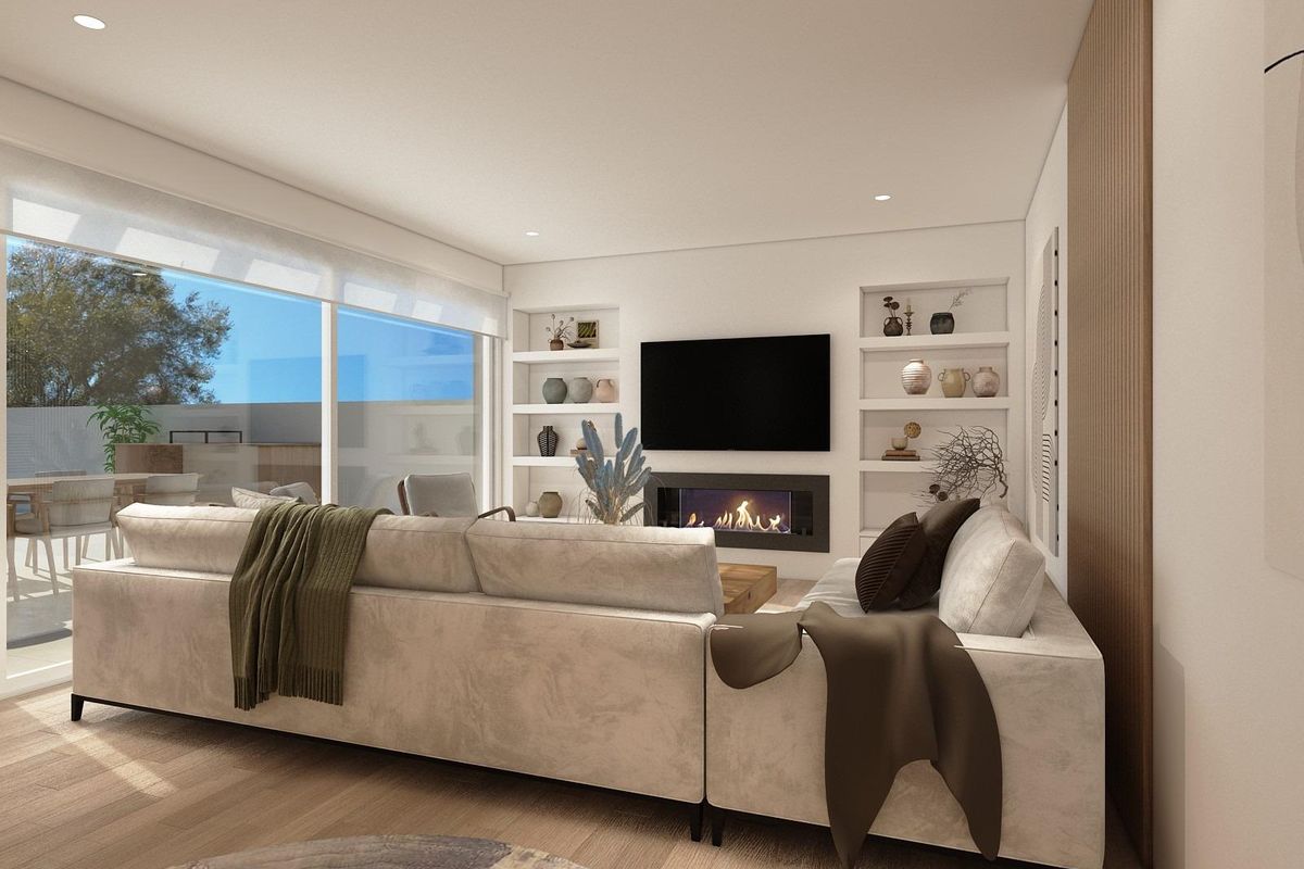 Gezellige woonkamer met een open haard en toegang tot het terras in een villa in Ciudad Quesada.