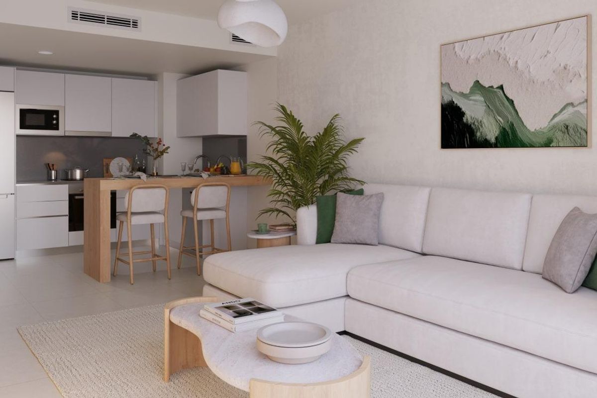 Ruime woonkamer van een appartement op de begane grond in Benalmádena, Costa del Sol, met moderne inrichting en keuken.