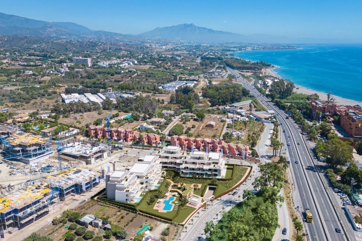 Luchtfoto die het kustgebied en nieuwe ontwikkelingen nabij Estepona, Costa del Sol benadrukt.