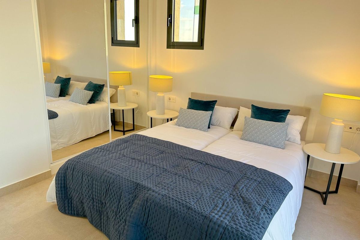 Elegante slaapkamer met twee eenpersoonsbedden en stijlvolle lampen in een dorp huis in Cuevas Del Almanzora.