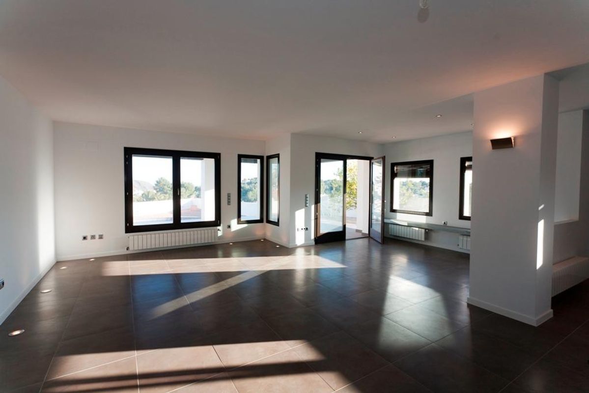 Helder en ruim woonkamergebied met moderne ramen in de villa in Moraira Teulada, Costa Blanca Noord.