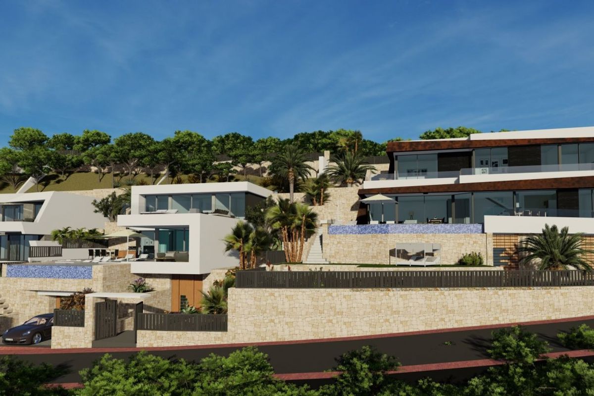 Zijaanzicht van het villa complex in Calpe, Spanje, dat ruime buitenruimtes en zwembaden toont.