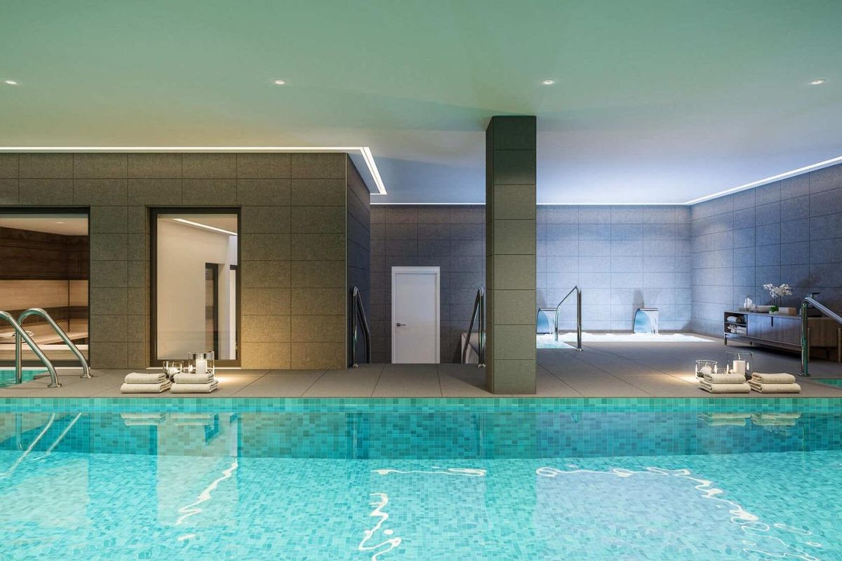 Ontspannend zwembadgebied met wellnessfaciliteiten in een 3-slaapkamer appartement complex, Fuengirola.