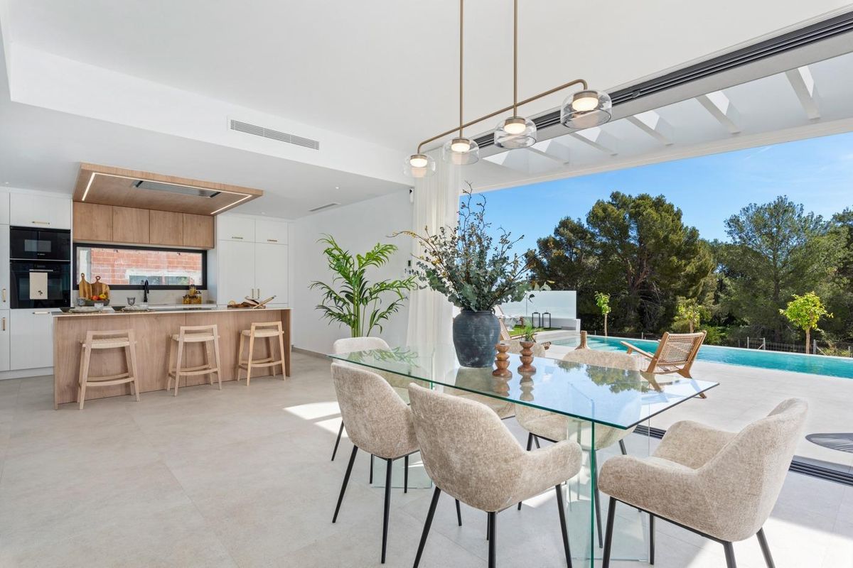 Gezellige woonkamer in de villa in Polop met stijlvol meubilair en open indeling.