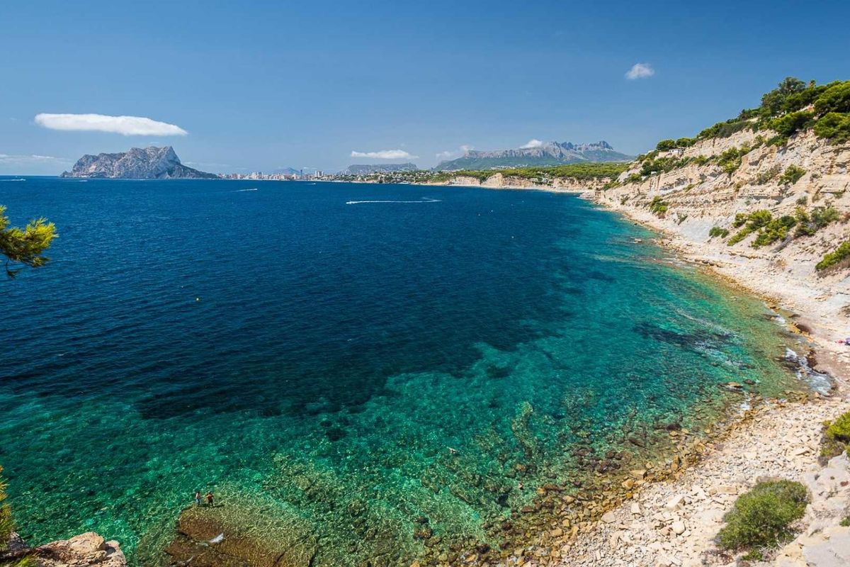 Adembenemend uitzicht op de kustlijn met het heldere water nabij Moraira, Costa Blanca.