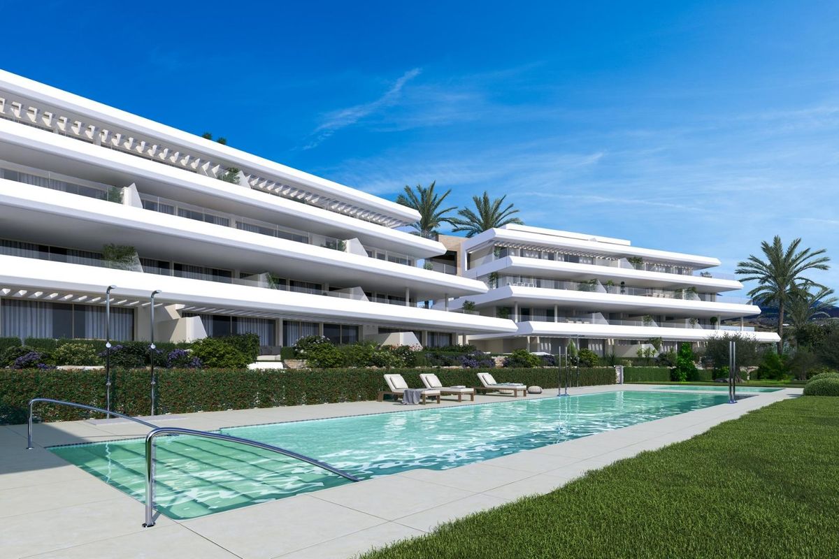 Zwempoolgebied omringd door palmbomen en moderne appartementen in Estepona, Costa del Sol.