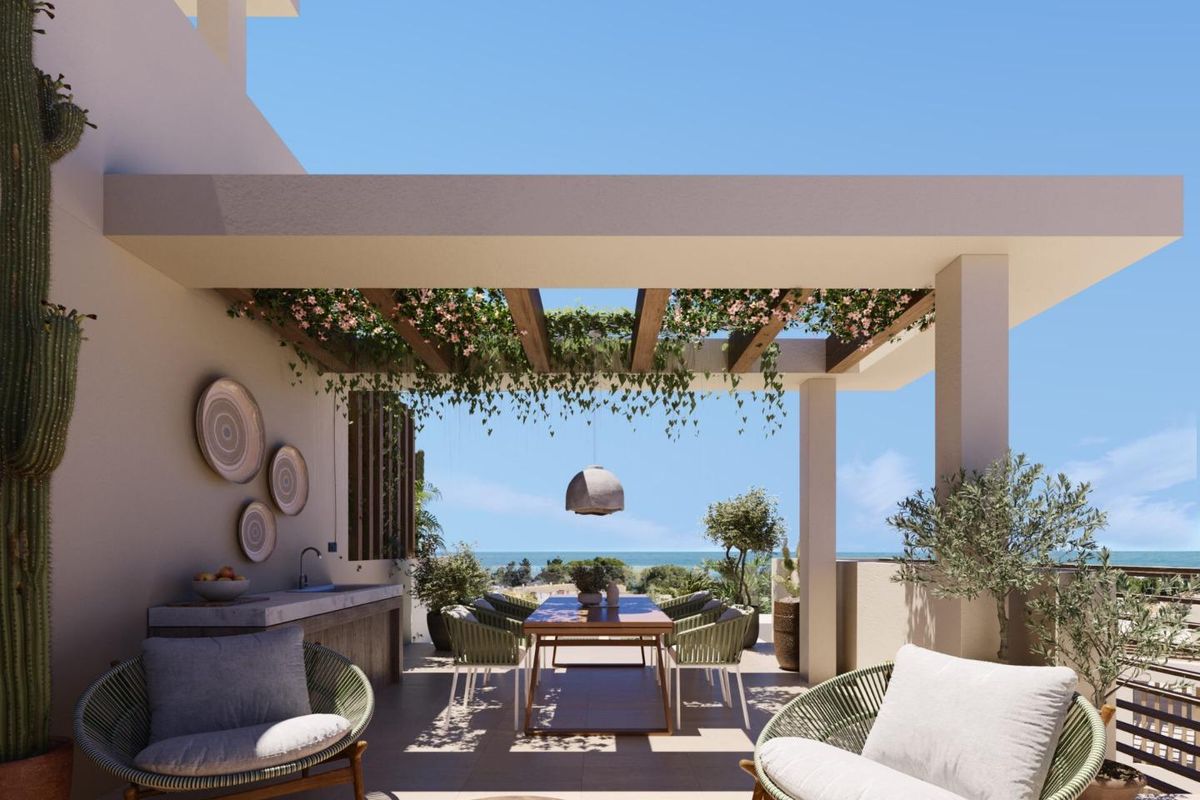 Zonnig terras met buitenzitplaatsen en een prachtig uitzicht, onderdeel van een penthouse in Marbella, Costa del Sol.