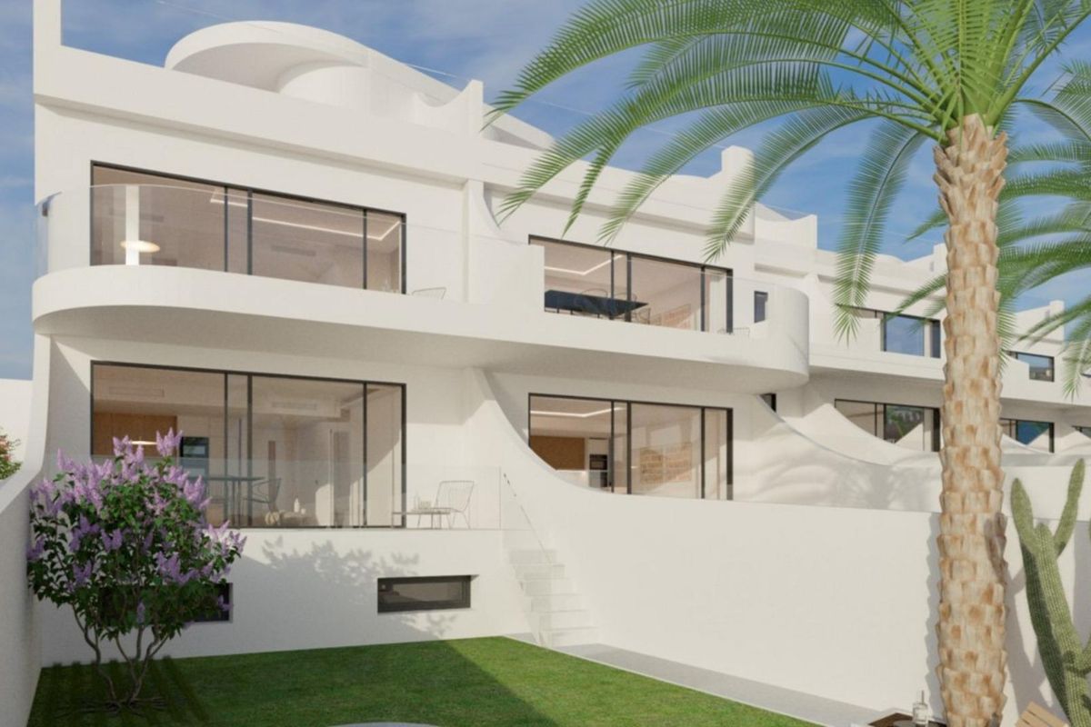 Moderne appartementen buitenkant in Torrevieja, met aangelegde tuinen en eigentijds ontwerp.