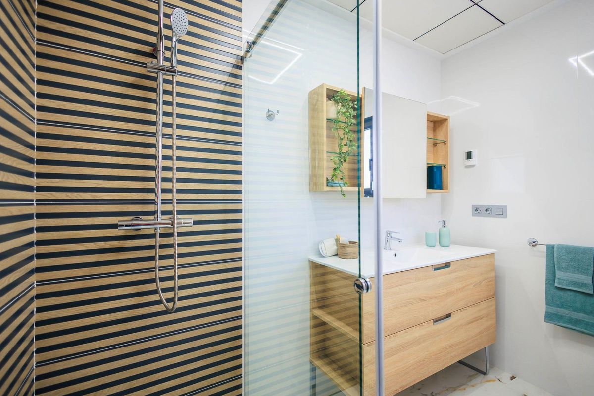 Elegante badkamer met moderne fittingen en planten in de villa in Pilar de La Horadada.