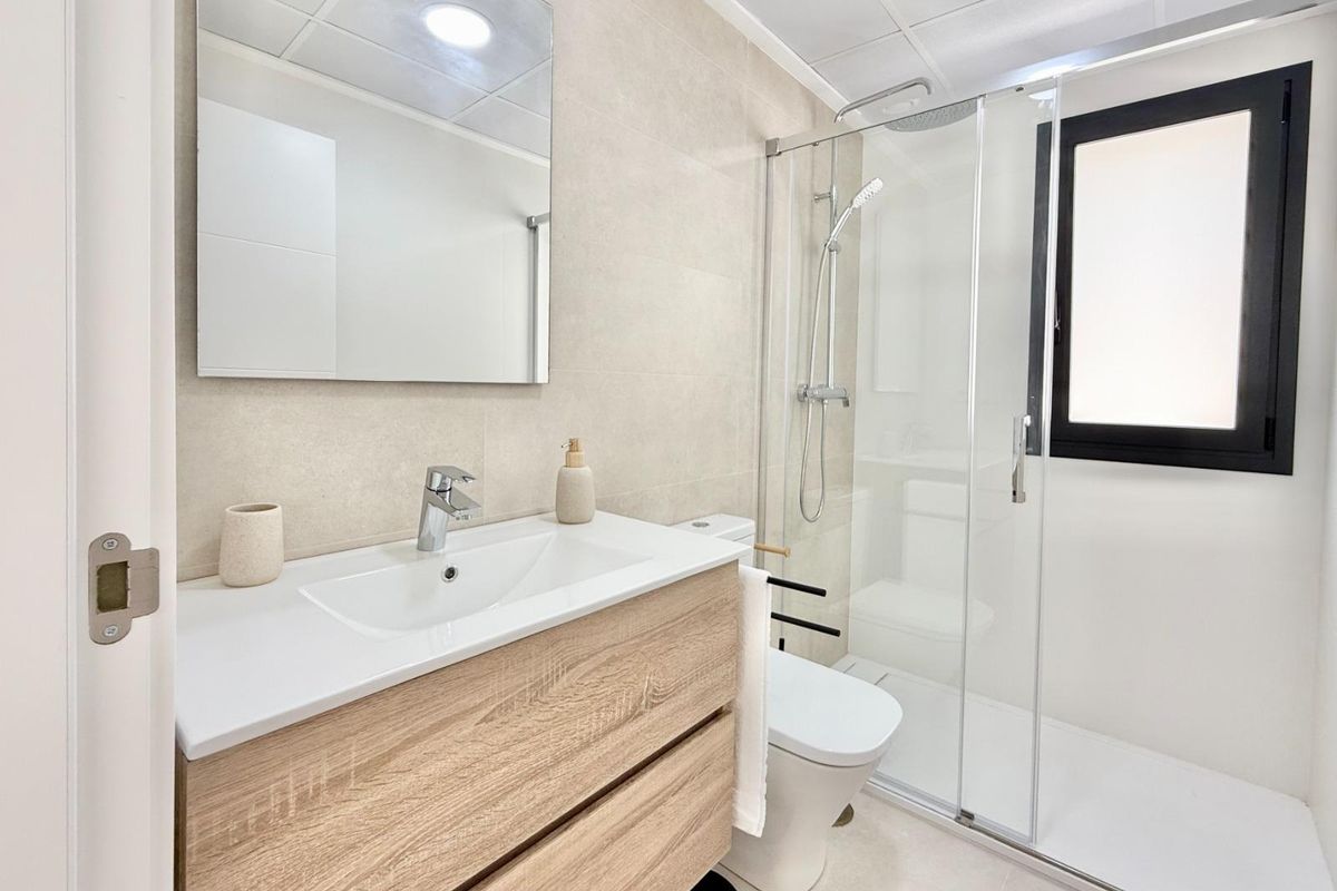 Stijlvol badkamerinterieur in een 2-slaapkamer woning in Cox, Costa Blanca Zuid, met eigentijdse afwerkingen.