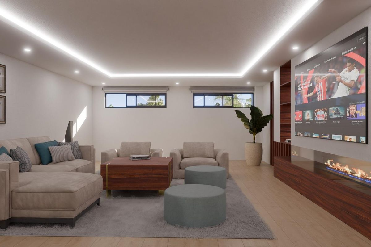 Gezellig entertainmentgebied met moderne meubels en een open haard, onderdeel van een townhouse in Mijas.