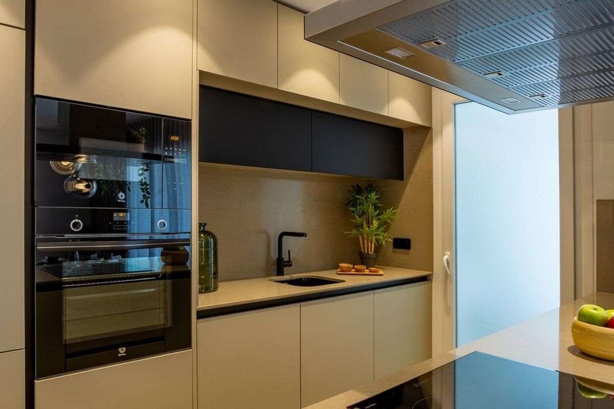 Modern keukenontwerp met strakke kasten in een appartement op de begane grond in Algorfa, Costa Blanca Zuid.