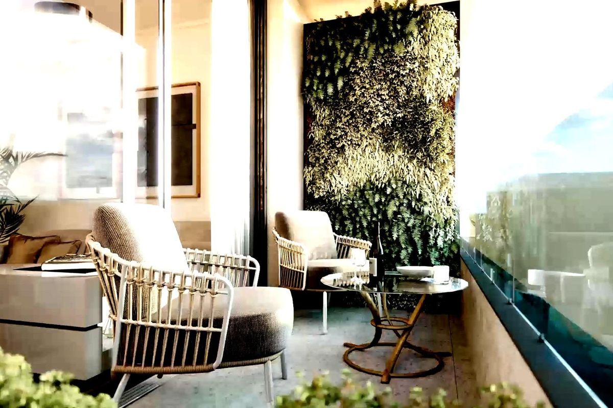 Stijlvol terras in een modern appartement in Torrevieja, Spanje, met comfortabele zitplaatsen en groen.