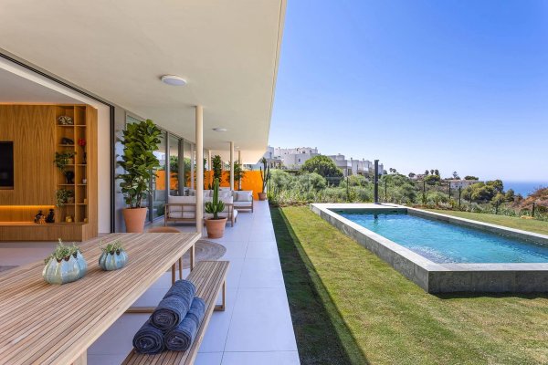 Ruim terras met eetgedeelte en uitzicht op het zwembad in Fuengirola, 3-slaapkamer appartement op de begane grond.