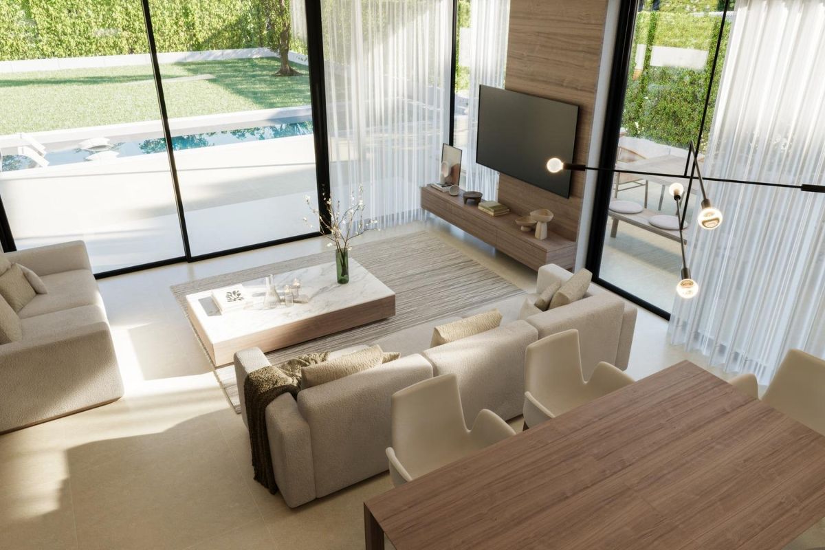 Heldere woonkamer met grote ramen met uitzicht op het zwembad in een 3-slaapkamer villa in Finestrat.