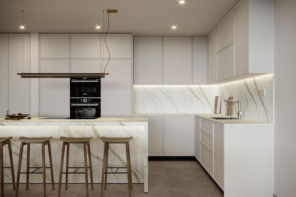 Elegante keuken met marmeren details en moderne apparaten in het gelijkvloers appartement in Casares.