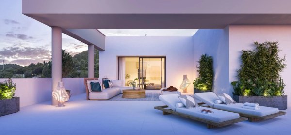 Stijlvol terras van een 3-slaapkamer penthouse in Estepona met ligbedden en gezellige zitplaatsen, omgeven door planten.