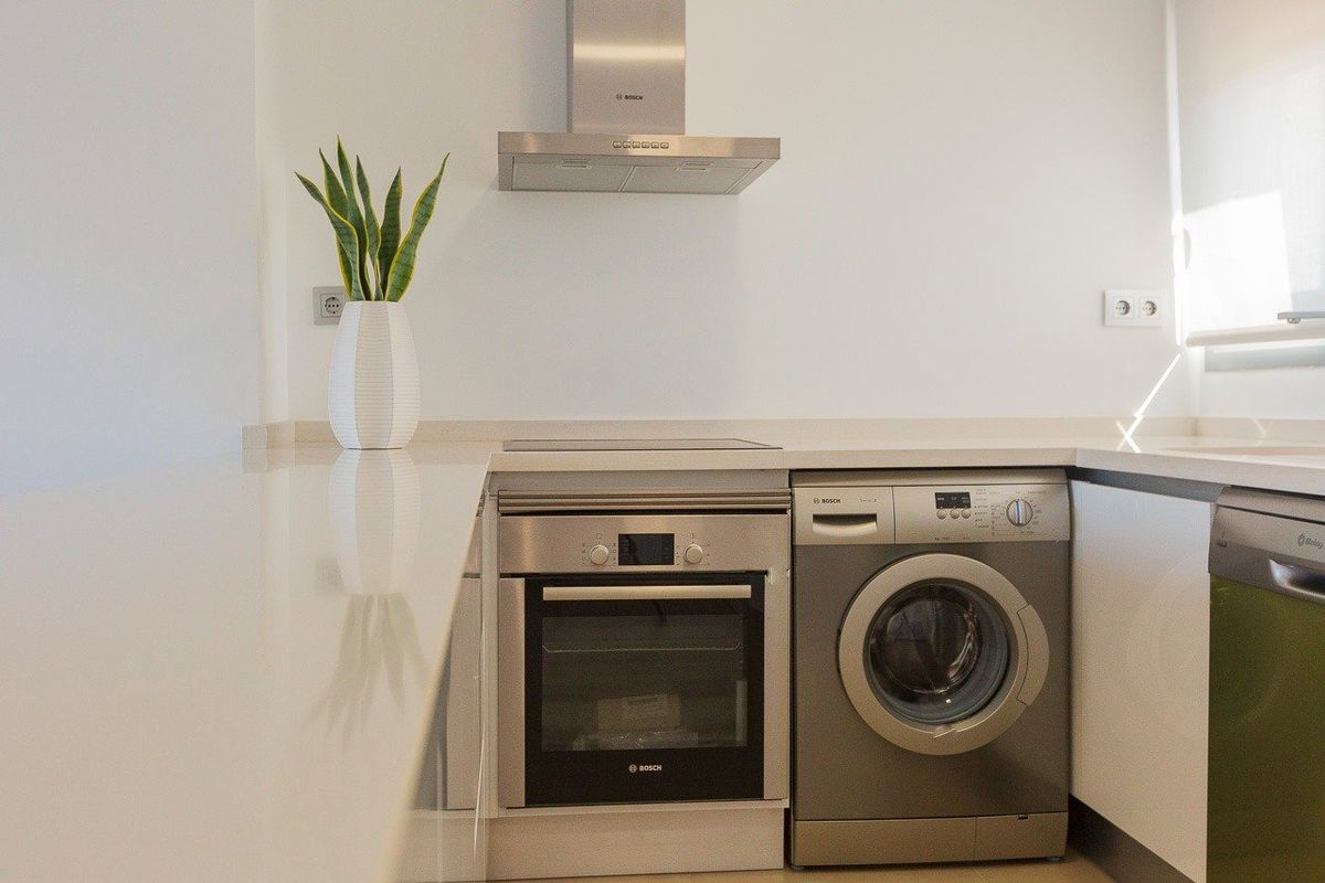 Goed uitgeruste keuken met roestvrijstalen apparaten in een 2-slaapkamer bungalow in Orihuela, Costa Blanca Zuid.