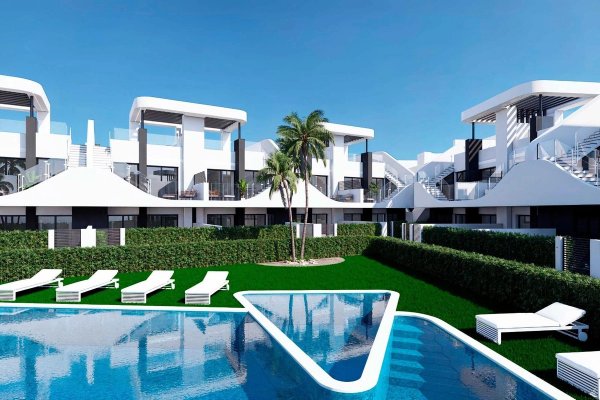 Buitenzicht op een modern appartementencomplex met een blauwe zwembad en groene tuin in San Fulgencio, Costa Blanca Zuid.