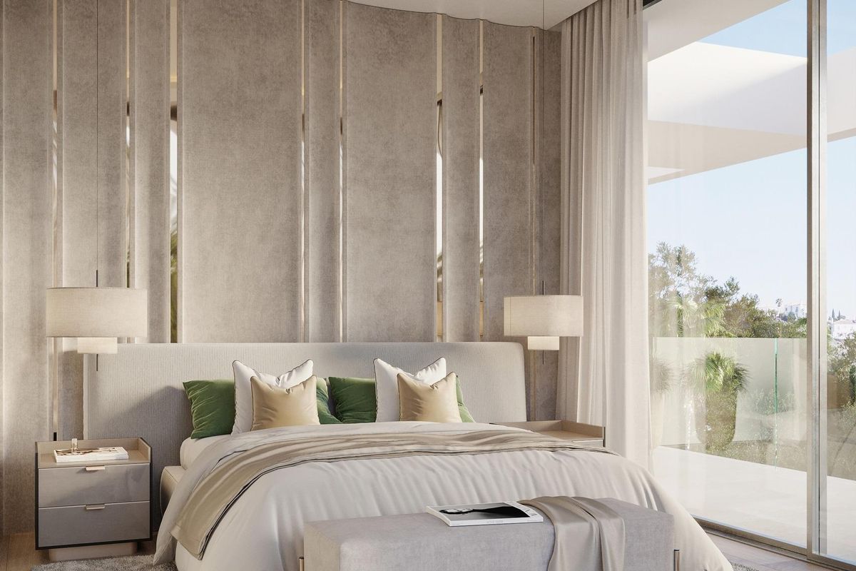 Gevorderd gastenbed in een villa in Marbella met stijlvolle decoratie en een serene sfeer.