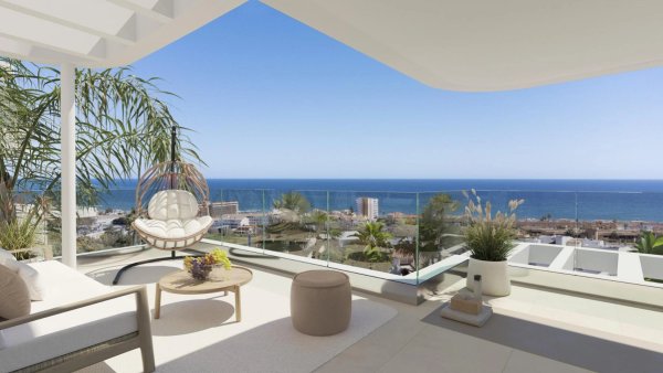Terras met moderne zithoek en zeezicht in een 3-slaapkamer appartement in Mijas, Costa del Sol.