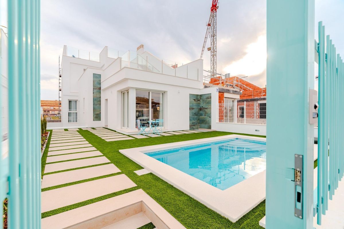 Új építésű villák a La Serena Golf közelében és a strandnál, Los Alcázares.