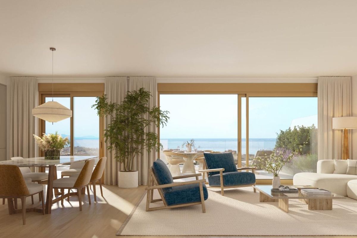 Helde woonkamer van een appartement met 2 slaapkamers in Torremolinos, met grote ramen en modern meubilair.