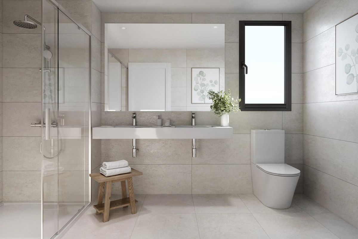 Hedendaagse badkamer met douche en schone ontwerpelementen, die een rustige ruimte creëert in Estepona, Spanje.