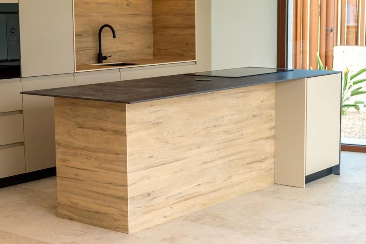 Moderne keuken met houten accenten en centraal eiland, gelegen in een 4-slaapkamer villa in Calpe, Costa Blanca Noord.