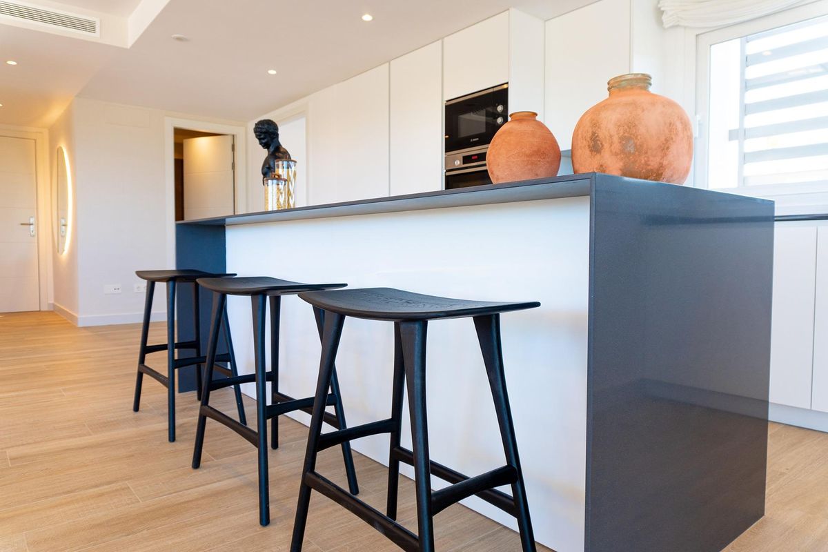 Eetbar in de keuken van het appartement in Casares, met een eigentijdse uitstraling en elegante decoratie.