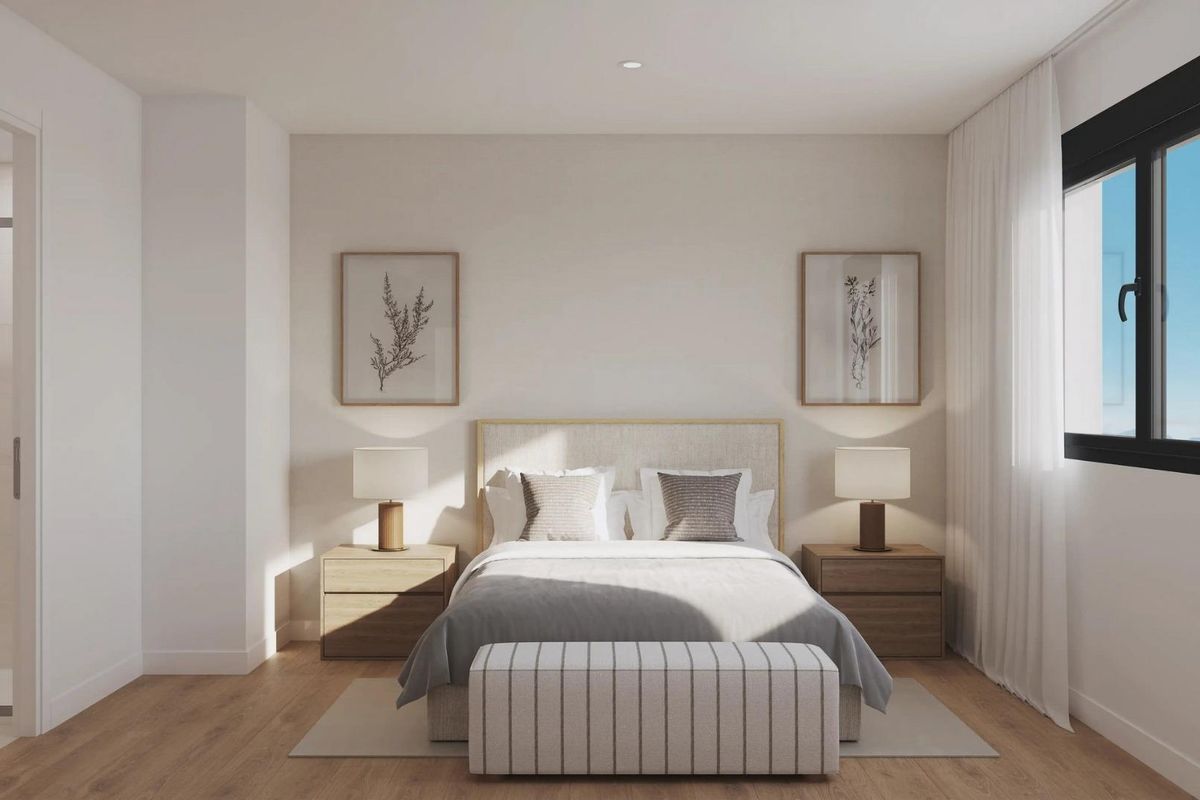 Gezellige slaapkamer met twee bedden en heldere ramen in een penthouse in Alicante, Costa Blanca Zuid, Spanje.