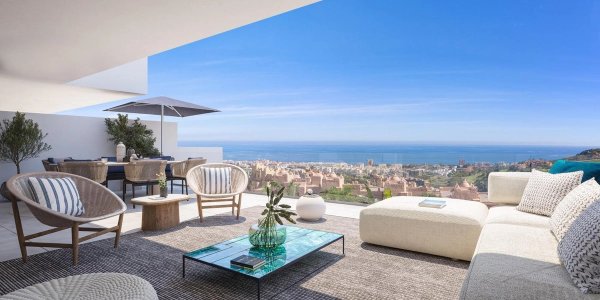 Stijlvol penthouse terras in Manilva met zeezicht, buitenzitplaatsen en eetgedeelte voor ontspanning.