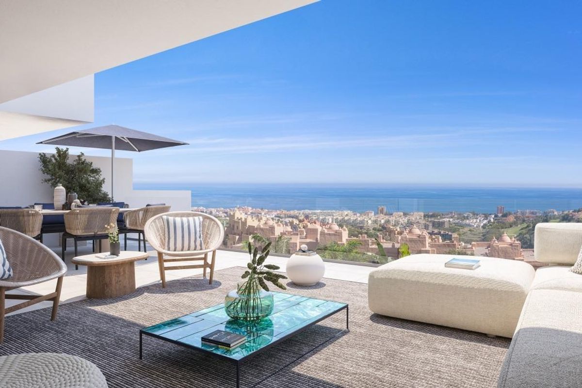 Stijlvol penthouse terras in Manilva met zeezicht, buitenzitplaatsen en eetgedeelte voor ontspanning.